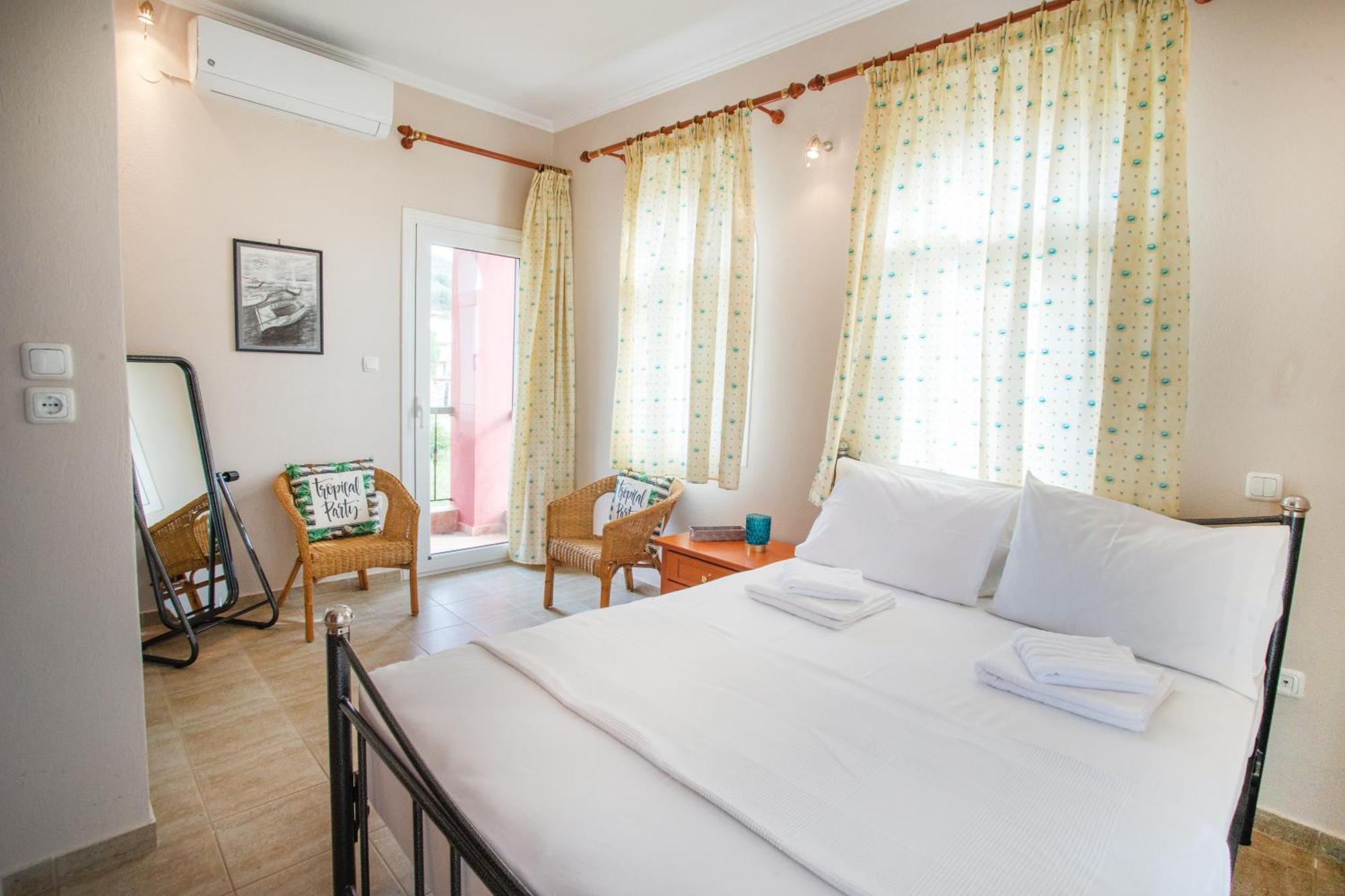 Private 6-Bdrm Villa With Garden 150M To Beach Paradisos Exterior foto